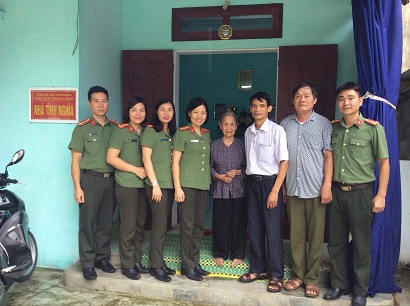 Cán bộ, chiến sỹ Công an tỉnh Hải Dương thăm hỏi thân nhân gia đình thương binh, liệt sĩ.