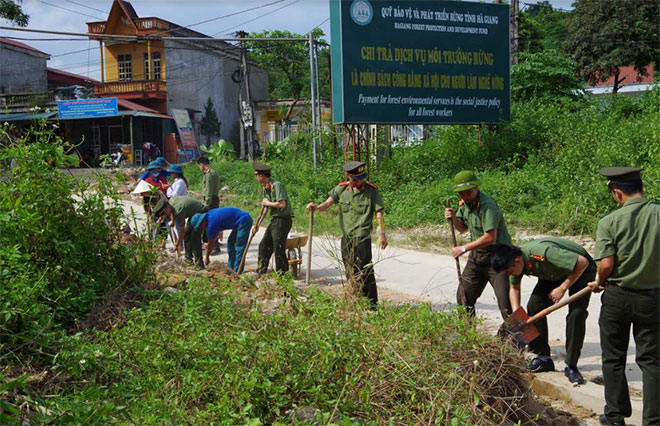 Tuổi trẻ Công an tỉnh phối hợp với các tổ chức đoàn thể trên địa bàn dọn dẹp vệ sinh.
