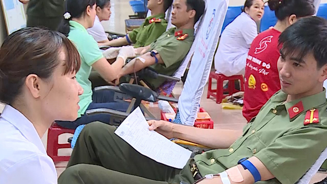 Đoàn viên, thanh niên Công an tỉnh Quảng Ngãi sôi nổi tham gia hiến máu tình nguyện.