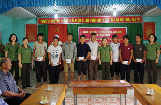 Các đơn vị Công an tỉnh Hà Giang phối hợp với các nhóm từ thiện tặng quà tại xã Lùng Tám, huyện Quản Bạ.