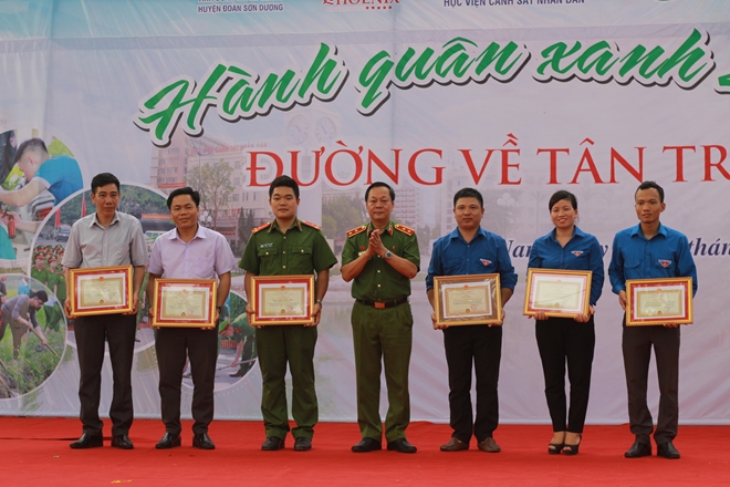 Trung tướng Nguyễn Xuân Yêm, Giám đốc Học viện CSND trao Giấy khen cho các tập thể, cá nhân có thành tích.