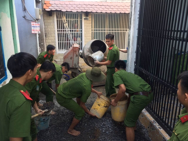 Các đoàn viên, thanh niên Trường Cao đẳng CSND II tích cực làm đường.
