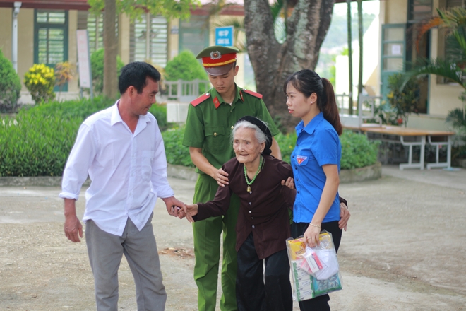 Học viên Học viện CSND thăm hỏi tặng quà gia đình chính sách.