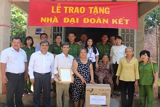 Trường Cao đẳng CSND II trao tặng nhà cho người dân nghèo.
