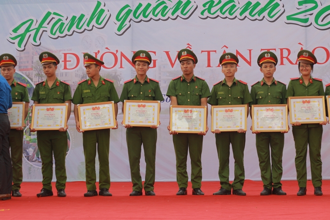 Các cá nhân xuất sắc được Tỉnh đoàn Tuyên Quang khen thưởng.