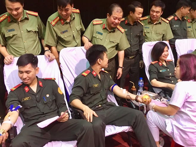 Thanh niên Cảnh vệ sôi nổi hiến máu tình nguyện.