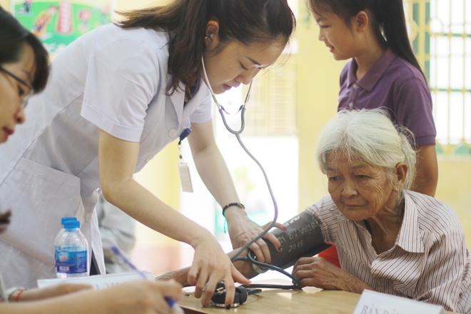 Các bác sĩ Bệnh viện Việt Đức thăm khám cho người dân.