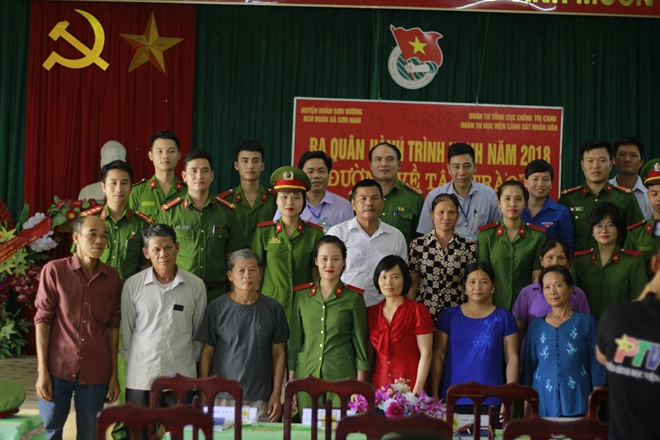 Đoàn tình nguyện với cấp ủy, chính quyền và người dân địa phương.