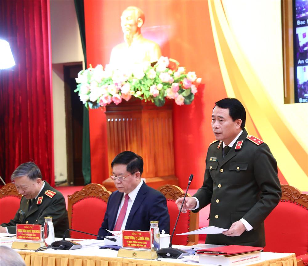 Thứ trưởng Lê Quốc Hùng điều hành tham luận tại Hội thảo.