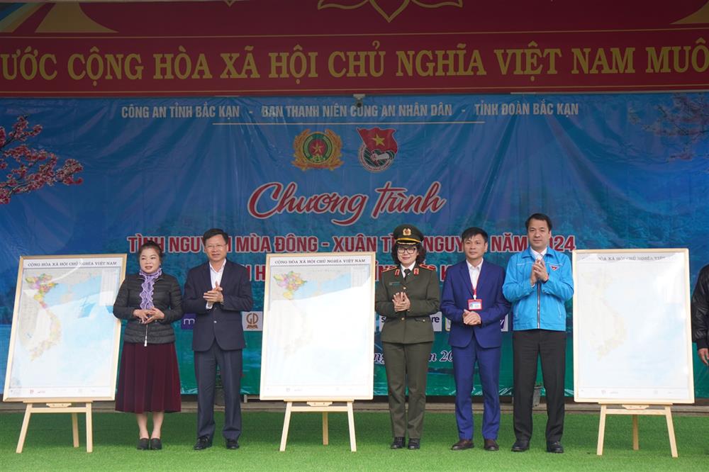 tuyên truyền lưu động pháp luật về trật tự an toàn giao thông và phòng chống pháo nổ; tuyên truyền, triển khai Cuộc vận động “Tự hào một giải non sông” và trao tặng 100 bản đồ Việt Nam.