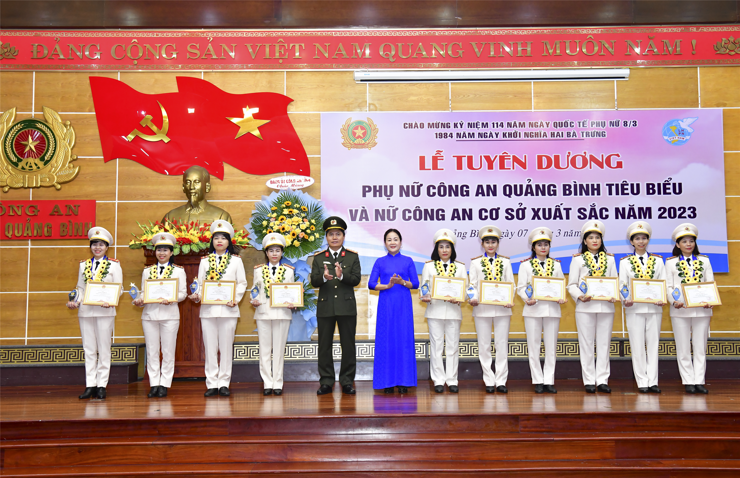 Lãnh đạo Công an tỉnh và Thường trực Hội Liên hiệp phụ nữ Việt Nam tỉnh trao Giấy khen và biểu trưng giải thưởng tặng 10 gương “Phụ nữ Công an Quảng Bình tiêu biểu năm 2023”. 
