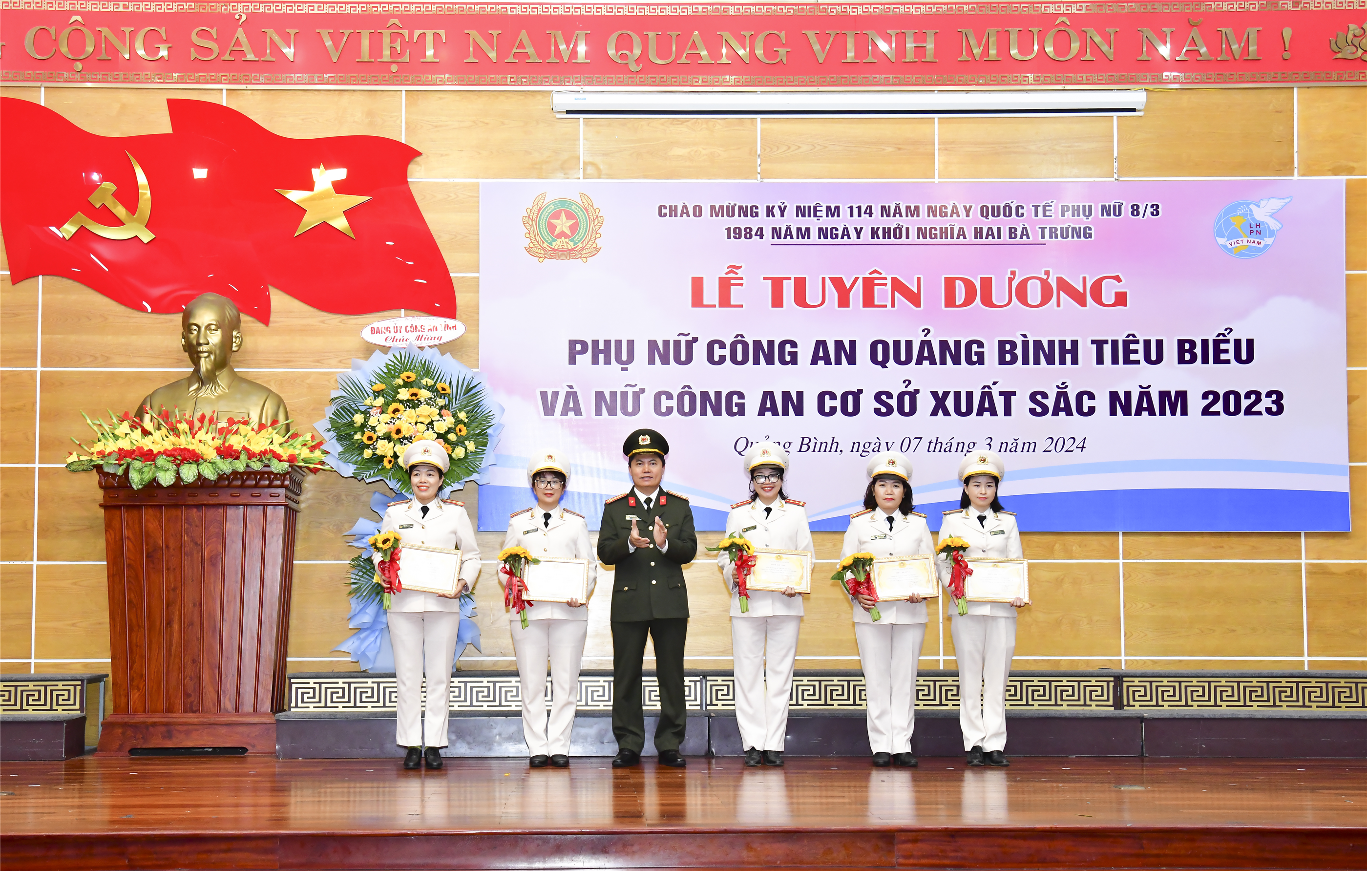 Lãnh đạo Công an tỉnh tặng Giấy biểu dương 05 Nữ Công an cơ sở xuất sắc năm 2023.