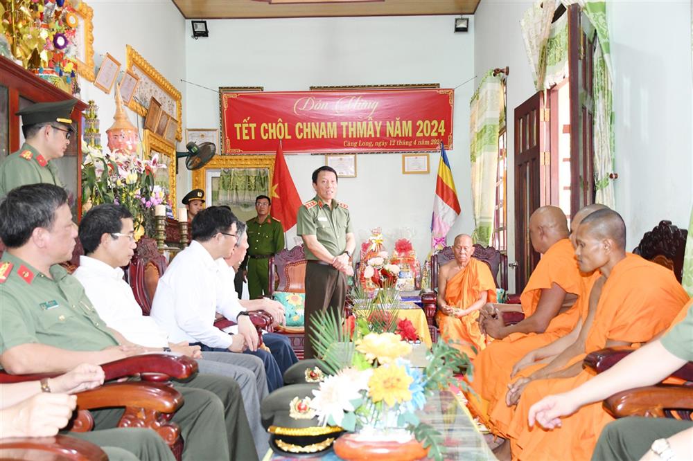 Thứ trưởng Lương Tam Quang thăm, chúc Tết cổ truyền đồng bào dân tộc Khmer.