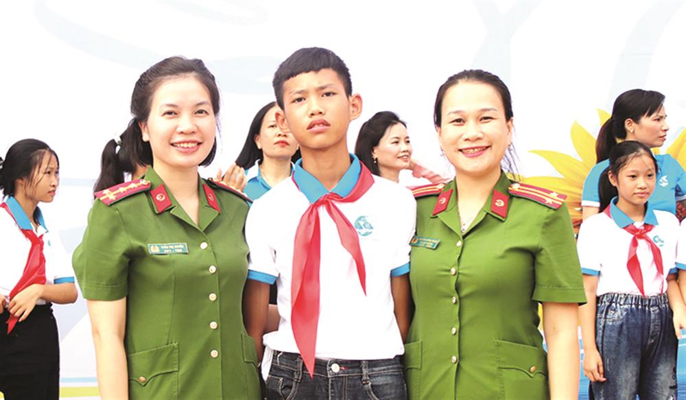 Huỳnh Nguyễn Thanh Sang cùng các mẹ đỡ đầu tham gia chương trình “Hướng dương đón nắng”.