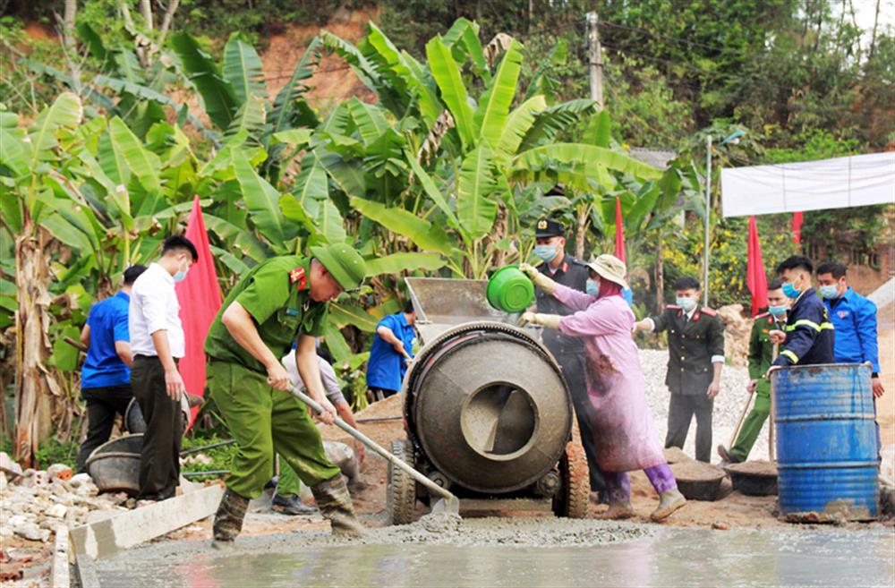 Cán bộ, chiến sĩ Công an tăng cường cơ sở, sữa chữa, làm đường cho nhân dân.