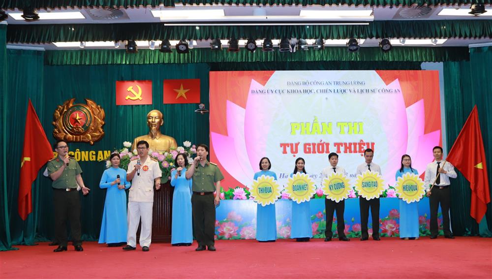 Ở nội dung thi sân khấu hóa, các thí sinh sẽ trải qua 03 phần thi: Tự giới thiệu; Thi vấn đáp và Thi thuyết trình.