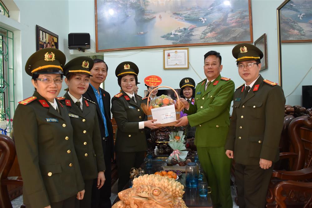 Thượng tá Công Thanh Thảo, Chủ tịch công đoàn Công an nhân dân thăm hỏi, tặng quà gia đình liệt sĩ CAND Vũ Văn Mai.