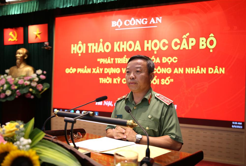 Trung tướng, PGS.TS Phan Xuân Tuy, Giám đốc Học viện Chính trị CAND tham luận tại Hội thảo.