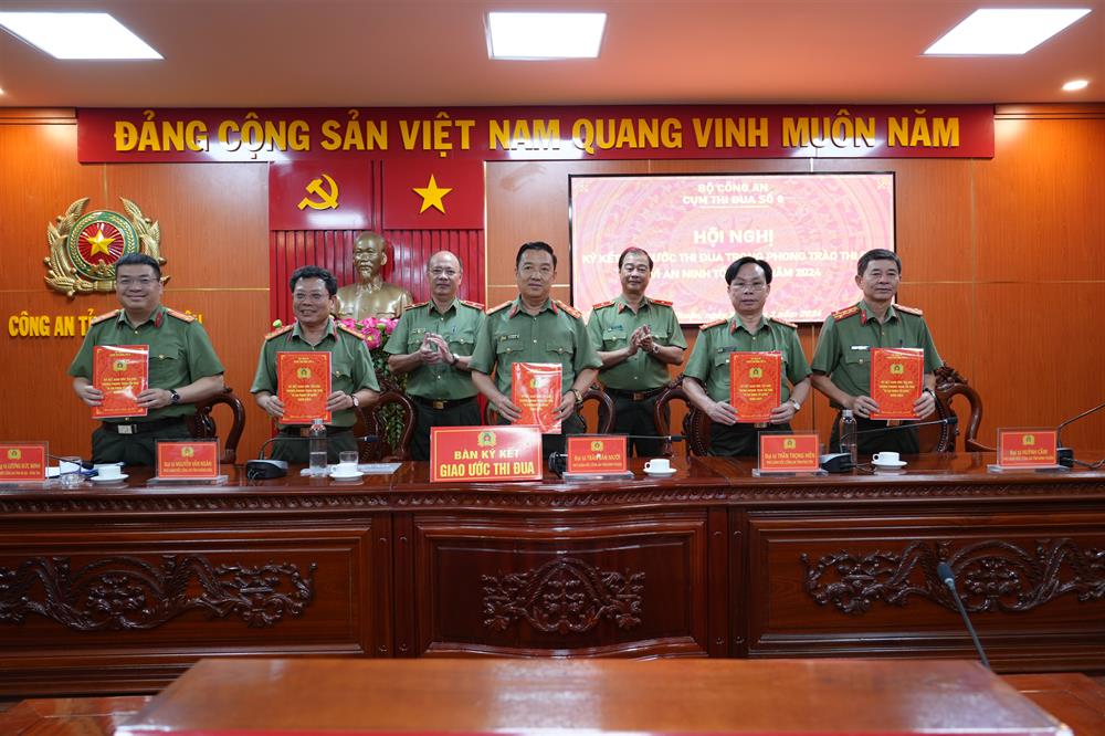 Đại diện lãnh đạo Công an các tỉnh trong Cụm ký kết giao ước thi đua “Vì an ninh Tổ quốc” năm 2024.