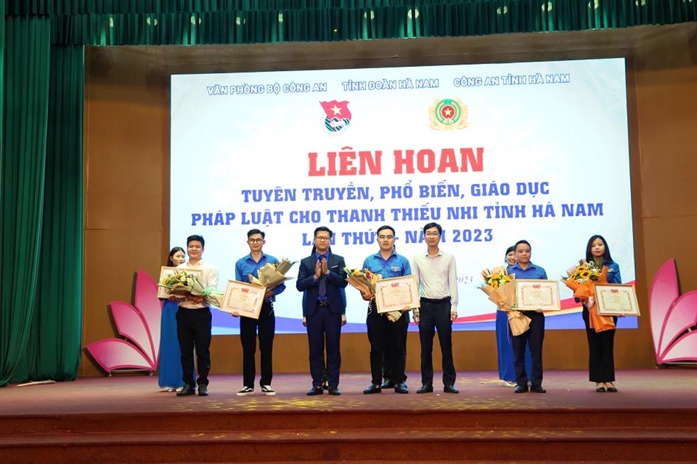 Thông qua liên hoan tuyên truyền, phổ biến, giáo dục pháp luật cho thanh thiếu nhi tỉnh Hà Nam lần thứ I, năm 2023, nhằm nâng cao nhận thức, ý thức và hành động của cán bộ, đoàn viên, thanh niên và quần chúng Nhân dân trong việc chấp hành các quan điểm, chủ trương, đường lối của Đảng, chính sách, pháp luật của Nhà nước. Tạo điều kiện để các đội tuyên truyền, giáo dục, phổ biến pháp luật trong tỉnh giao lưu, học hỏi, trao đổi kinh nghiệm thực tiễn trong công tác tuyên truyền pháp luật, góp phần thực hiện tốt nhiệm vụ chính trị của địa phương, đơn vị./.