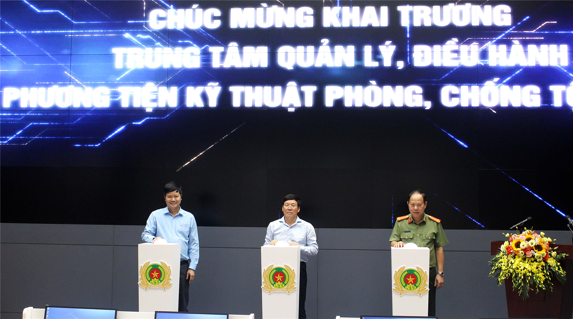 Đồng chí Lê Duy Thành, Phó Bí thư Tỉnh ủy, Chủ tịch UBND tỉnh; Đại tá Đinh Ngọc Khoa, Ủy viên BTV Tỉnh ủy và Đại diện nhà thầu bấm nút khai trương Trung tâm quản lý điều hành phương tiện kỹ thuật phòng, chống tội phạm