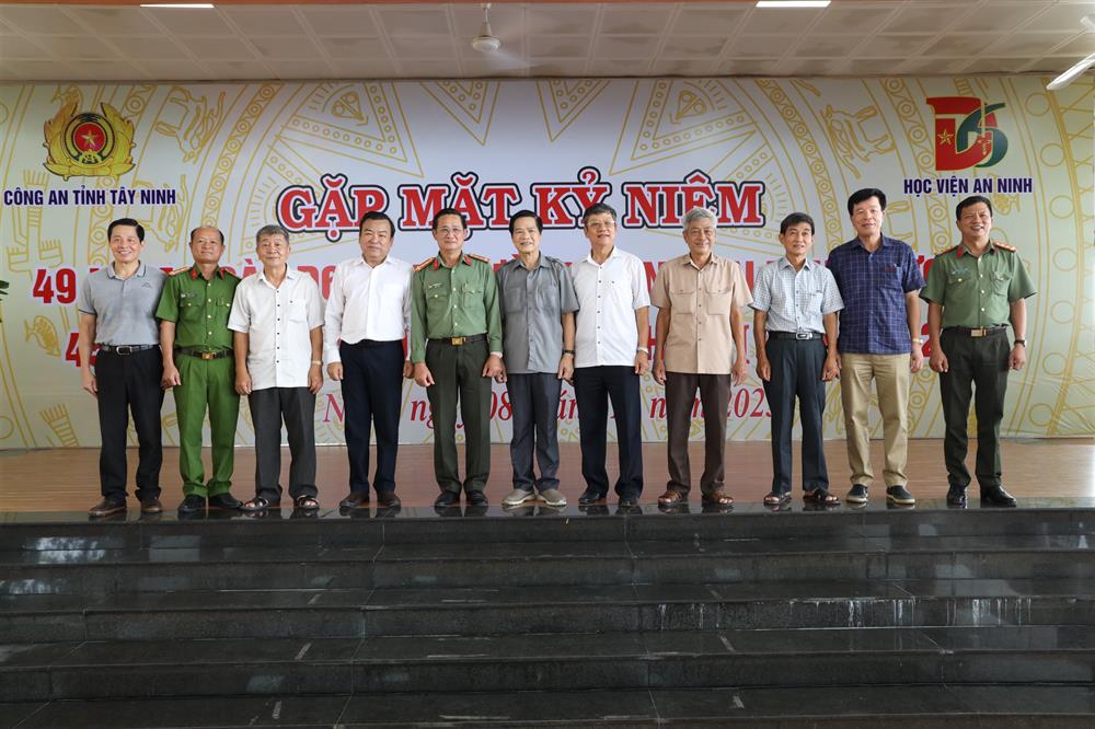 Các đồng chí lãnh đạo Công an tỉnh Tây Ninh và các tướng lĩnh cựu học viên D6AN.