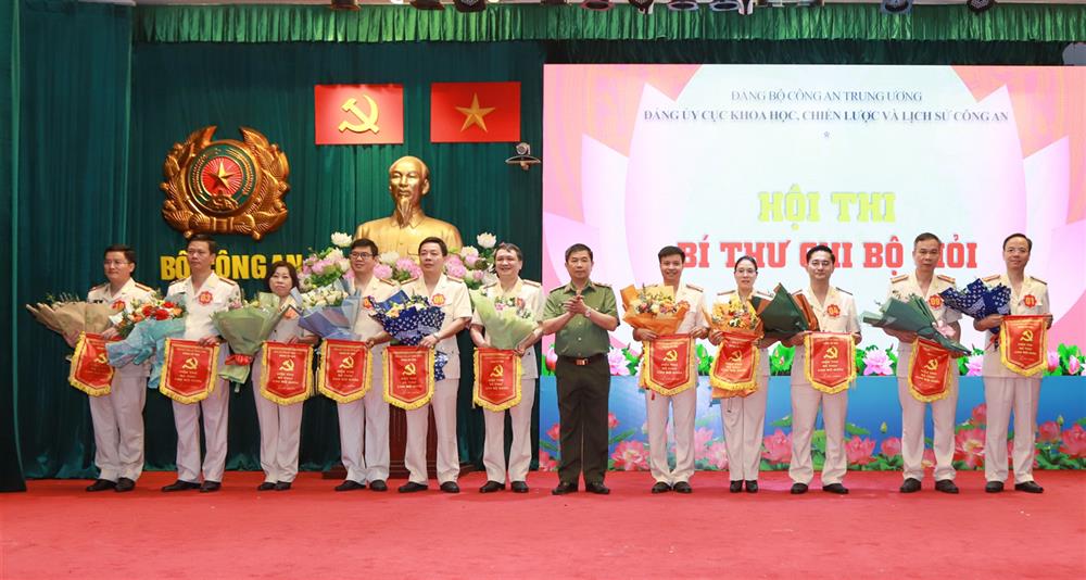 Trung tướng Trần Vi Dân trao Cờ lưu niệm tặng các thí sinh tham gia Hội thi.
