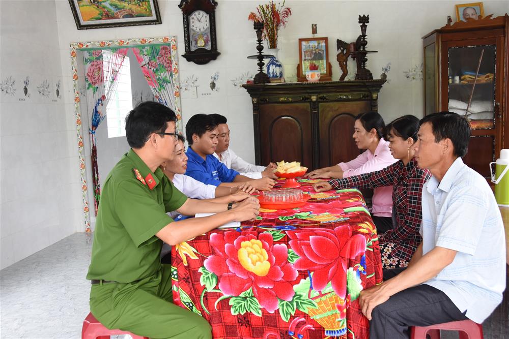 Các ban, ngành, đoàn thể đến thăm gia đình anh Sơn.