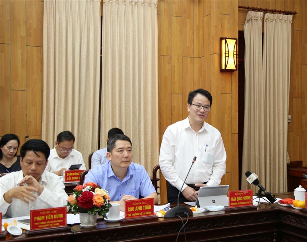 3. Đồng chí Trần Quốc Phương, Thứ trưởng Bộ Kế hoạch và Đầu tư giải đáp các kiến nghị, khó khăn của tỉnh Hưng Yên theo thẩm quyền.
