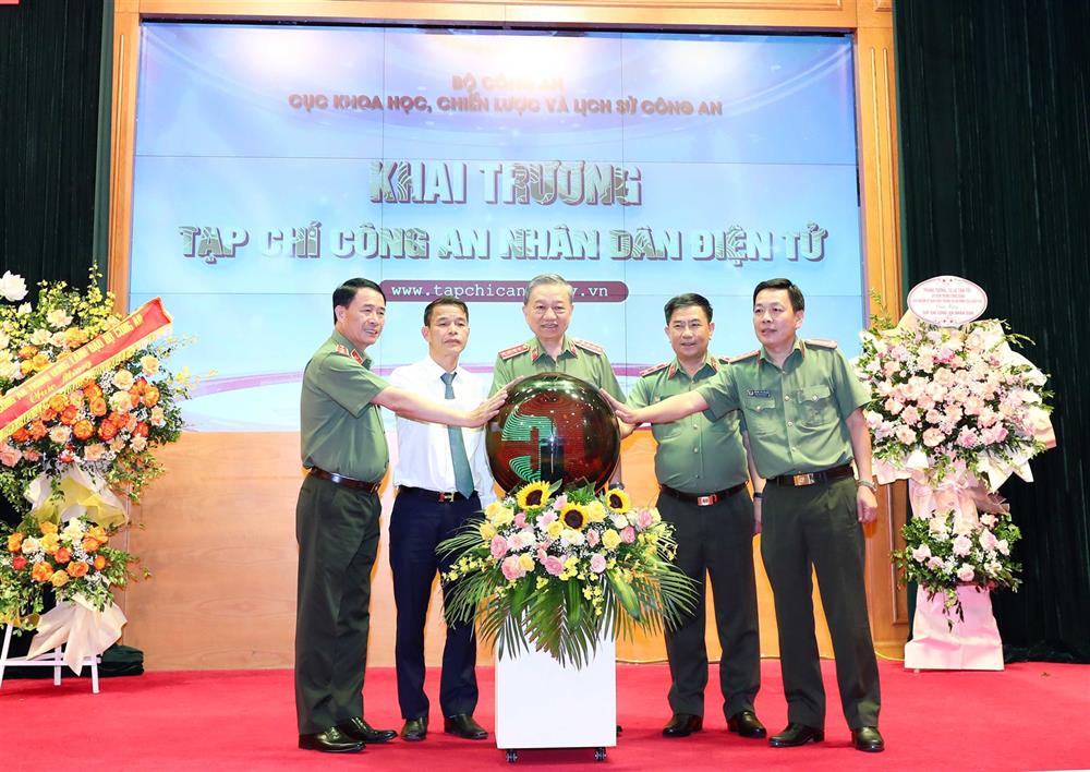 Bộ trưởng Tô Lâm, Thứ trưởng Lê Quốc Hùng cùng các đại biểu ấn nút khai trương Tạp chí CAND điện tử trên mạng Internet.