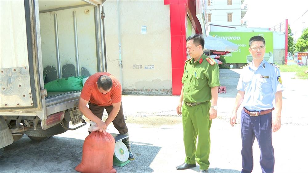Đại diện tổ công tác làm việc với chủ hàng.