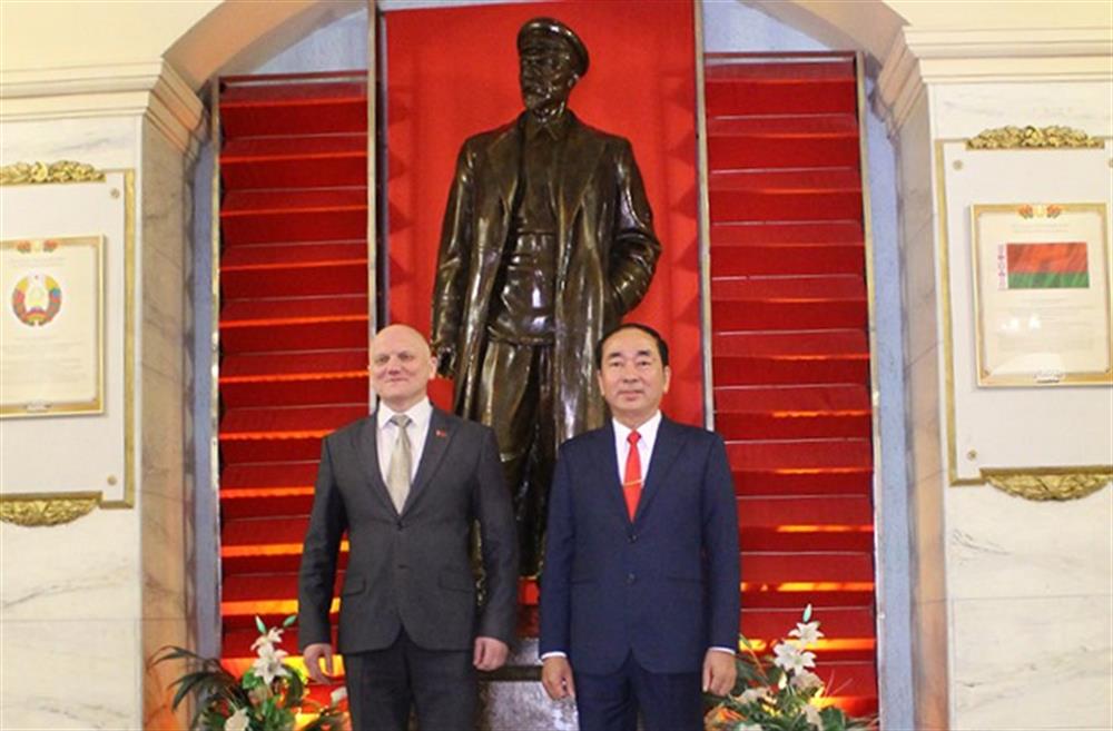 Thứ trưởng Trần Quốc Tỏ và Chủ tịch Ủy ban An ninh quốc gia Ivan Tertel.