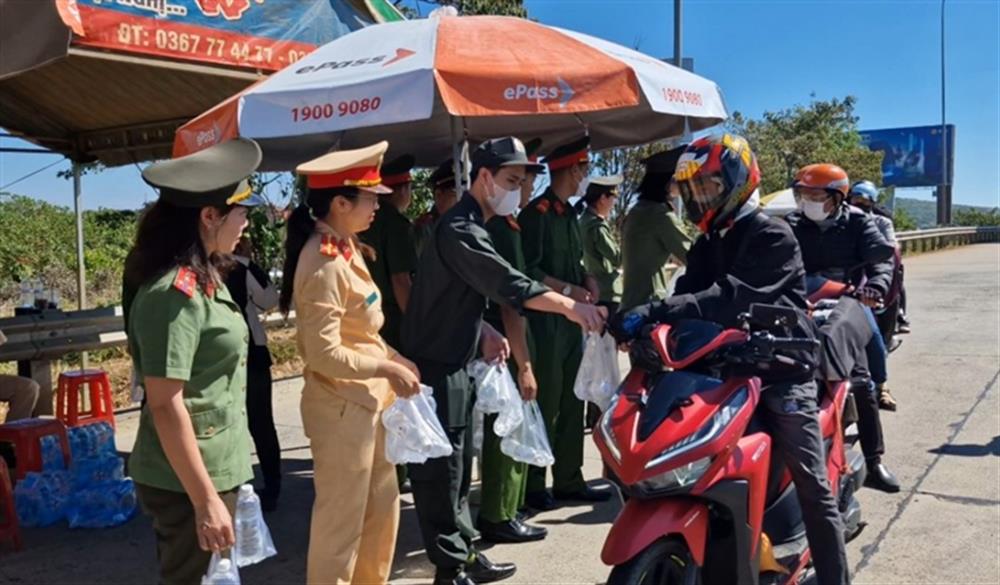 Trên chặng đường qua địa bàn tỉnh Đắk Nông, mỗi người dân đều được cán bộ, chiến sĩ Công an tỉnh Đắk Nông hỗ trợ nước uống, khăn lạnh miễn phí