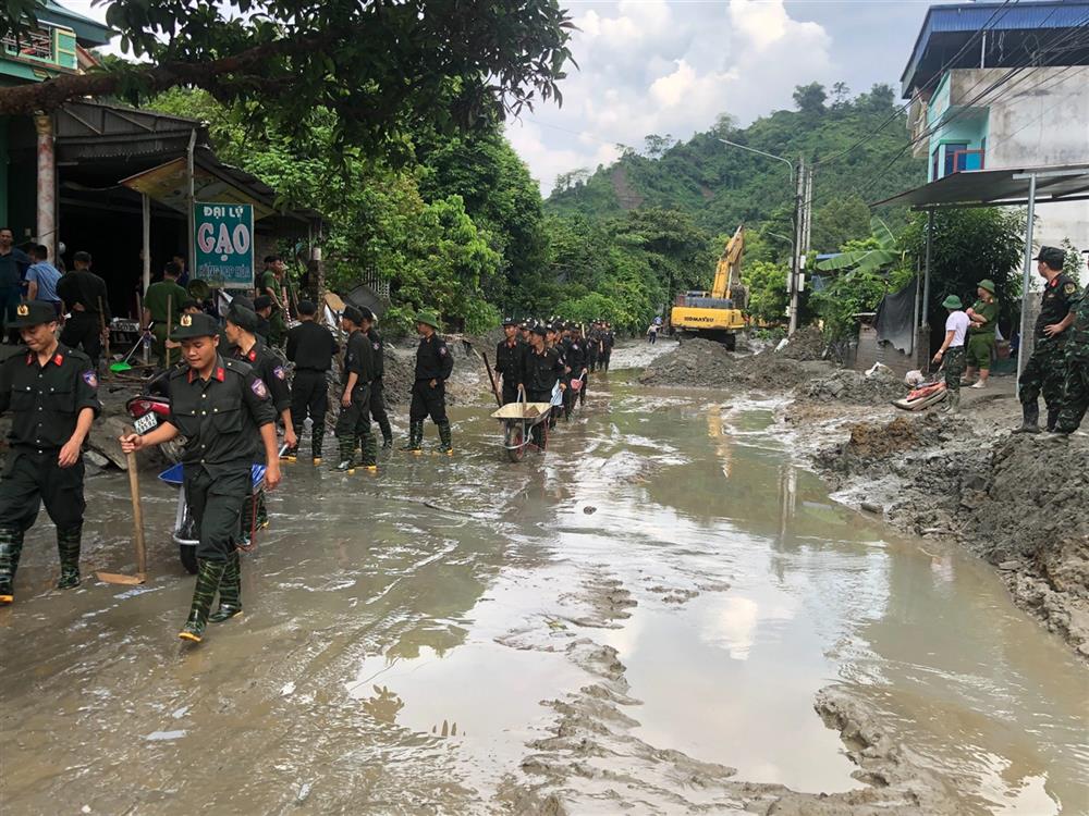 hàng trăm cán bộ, chiến sỹ Tiểu đoàn Cảnh sát cơ động số 4, Trung đoàn Cảnh sát cơ động Tây bắc đã ra quân với đầy đủ trang thiết bị đến thực hiện cứu hộ, cứu nạn, khắc phục hậu quả.