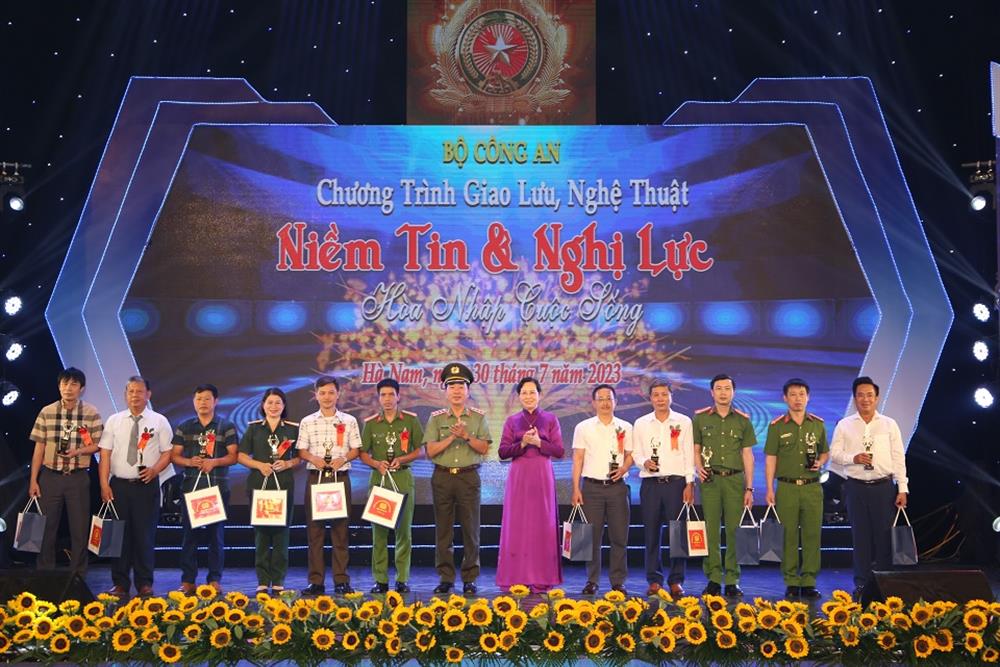 Thứ trưởng Trần Quốc Tỏ và đồng chí Lê Thị Thủy trao Kỷ niệm chương và tặng quà các cá nhân tiêu biểu.