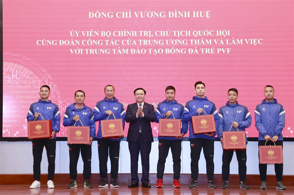 Chủ tịch Quốc hội tặng quà cho các huấn luyện viên, cầu thủ tại Trung tâm đào tạo Bóng đá trẻ PVF.