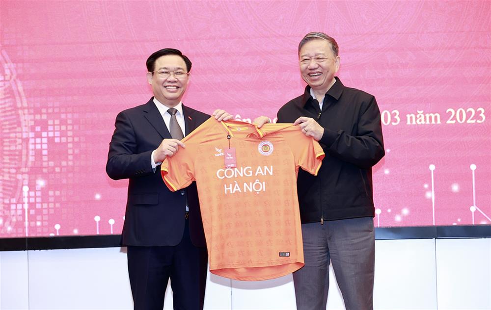 Đại tướng Tô Lâm tặng Chủ tịch Quốc hội Vương Đình Huệ chiếc áo đấu lưu niệm CLB Công an Hà Nội.