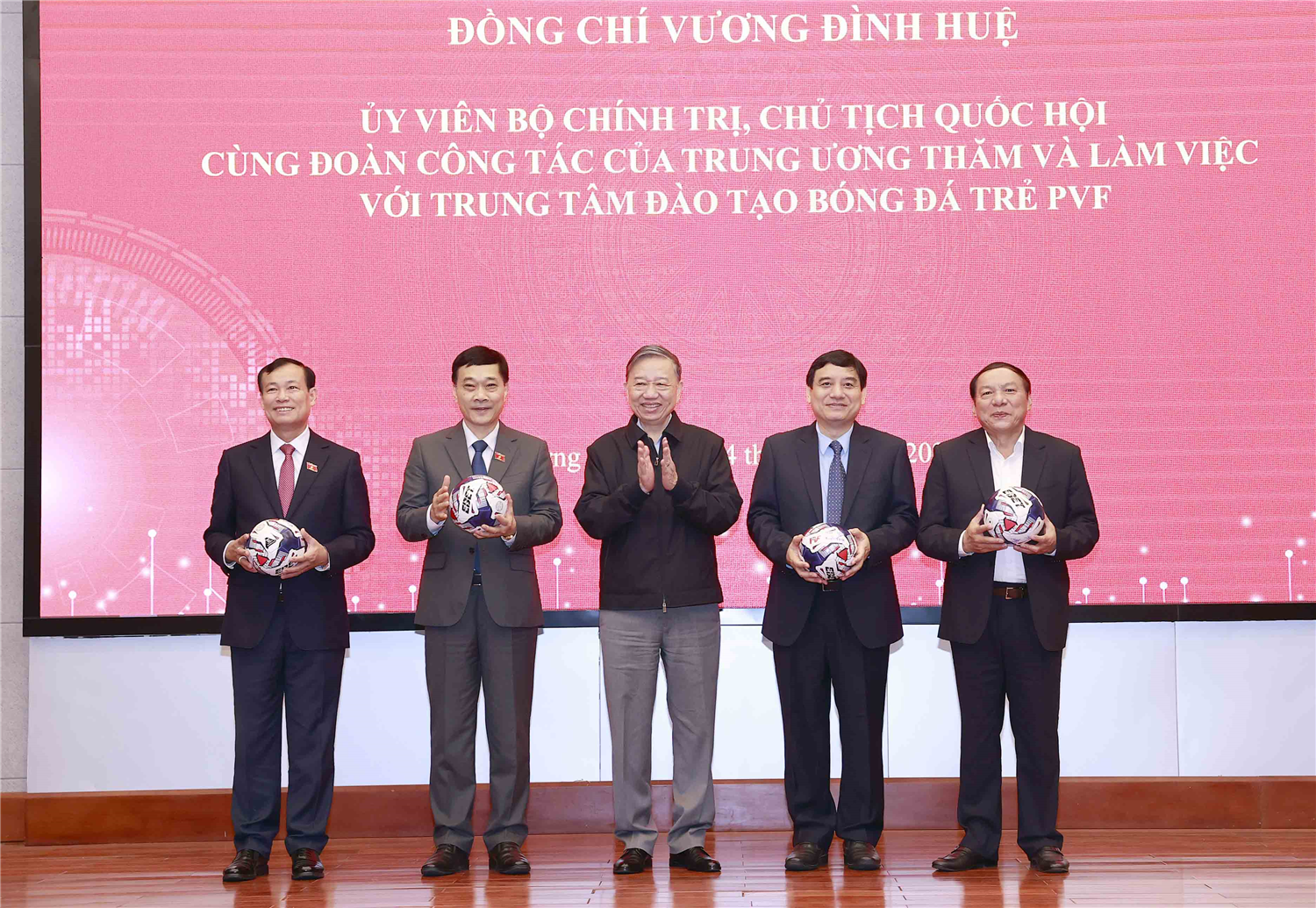 ộ trưởng Bộ Công an Tô Lâm tặng các đại biểu bóng của Câu lạc bộ Bóng đá. Công an Hà Nội.