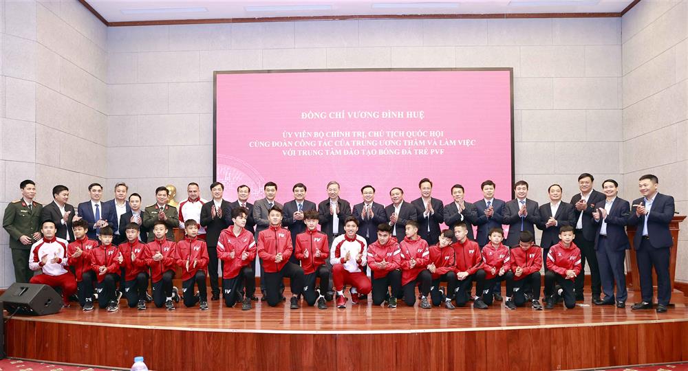 Chủ tịch Quốc hội Vương Đình Huệ và đại biểu chụp ảnh lưu niệm với cầu thủ, huấn luyện viên tại Trung tâm đào tạo Bóng đá trẻ PVF.