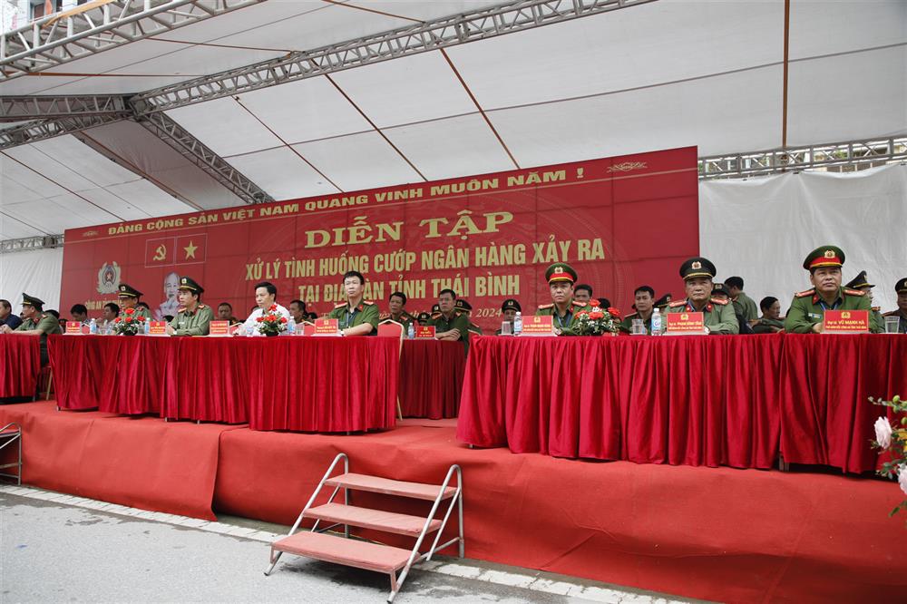 Các đại biểu dự buổi diễn tập.