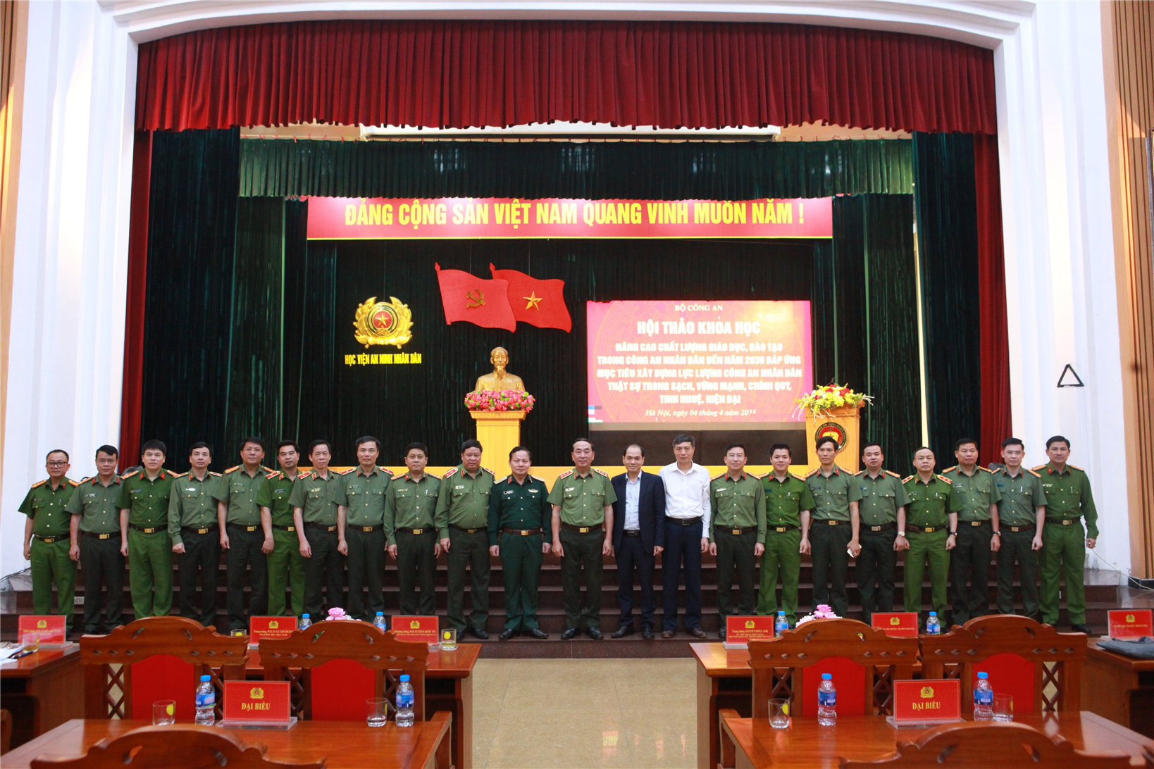 Thứ trưởng Trần Quốc Tỏ cùng các đại biểu dự Hội thảo.