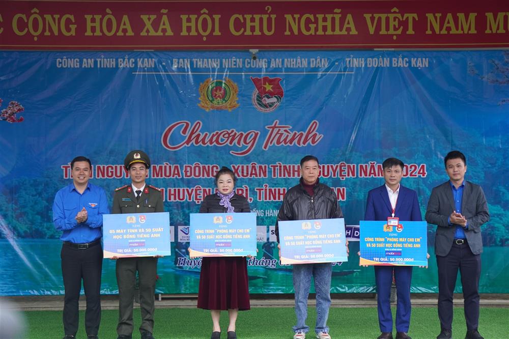 Đoàn cũng phối hợp với các đơn vị đồng hành trao tặng 20 máy tính, 200 suất học bổng tiếng Anh, 60 suất quà, 2.400 chiếc áo đông ấm, 01 tấn gạo; triển khai và ban giao 01 công trình “Sân chơi thiếu nhi”, 02 công trình “Thắp sáng đường quê”; 01 công trình tập luyện thể thao; 03 “Tủ sách thiếu nhi”,… với tổng nguồn lực các hoạt động trị giá hơn 600 triệu đồng. 