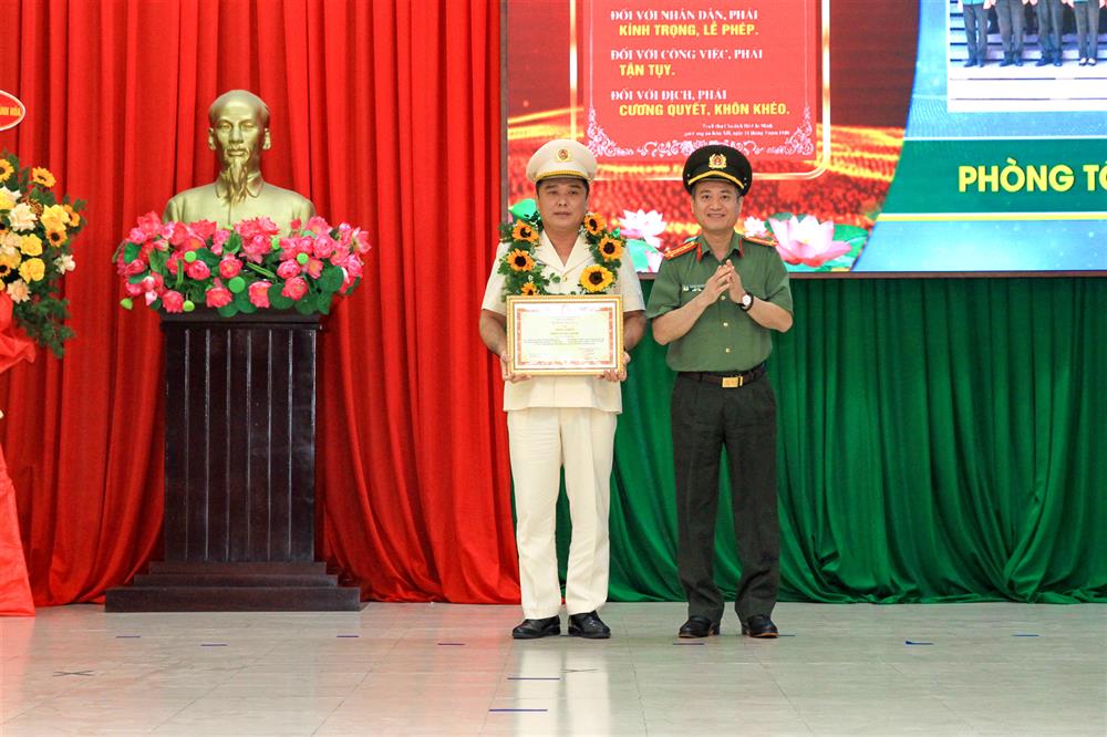 Thừa ủy quyền, Công an Khánh Hòa trao Bằng khen của Bộ Công an tặng Phòng Tổ chức cán bộ