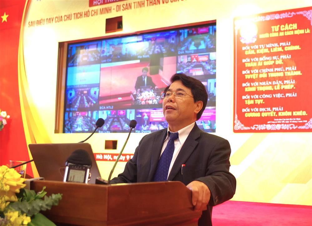 GS.TSKH Phan Xuân Sơn, Viện Chính trị học, Học viện Chính trị quốc gia Hồ Chí Minh trình bày tham luận.