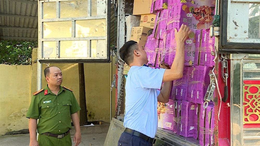 Lực lượng chức năng tiến hành kiểm tra số bánh trung thu không rõ nguồn gốc.