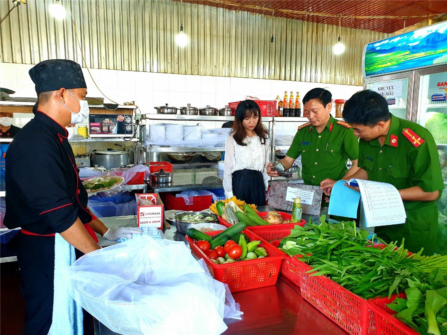 Cảnh sát môi trường kiểm tra an toàn vệ sinh thực phẩm tại một cơ sở kinh doanh trên địa bàn TP. Tuy Hòa