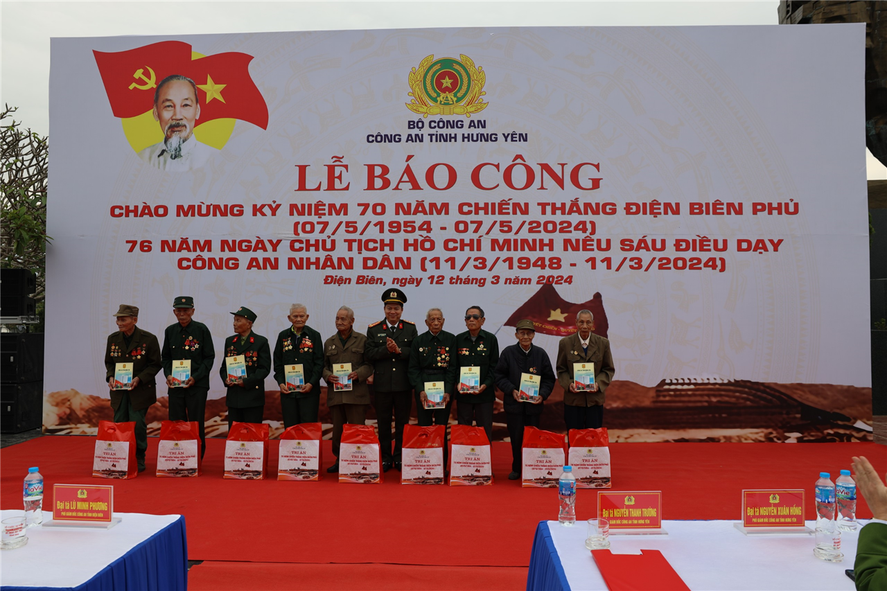 Giám đốc Công an tỉnh trao quà cho các cựu chiến binh là chiến sỹ Điện Biên Phủ.
