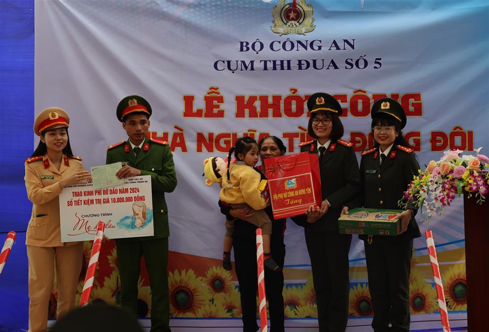 Ban phụ nữ Công an tỉnh Hưng Yên phối hợp với Hội phụ nữ ghép Phòng Cảnh sát giao thông - phòng Cảnh sát cơ động trao quà và kinh phí đỡ đầu năm 2024 cho cháu Vũ Nguyễn Hà Phương.