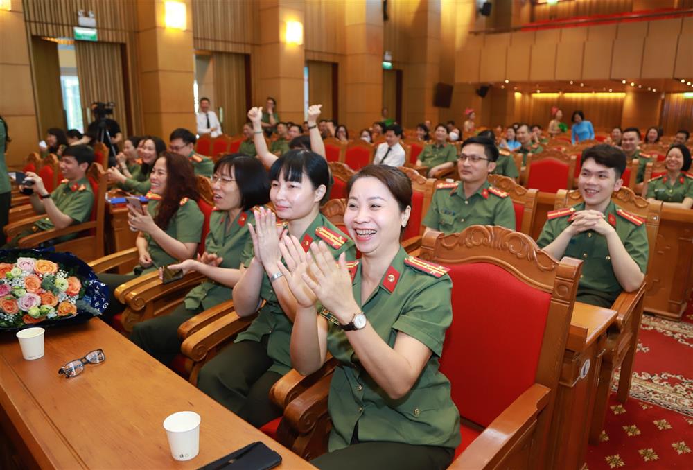 Không khí náo nhiệt từ các cổ động viên.