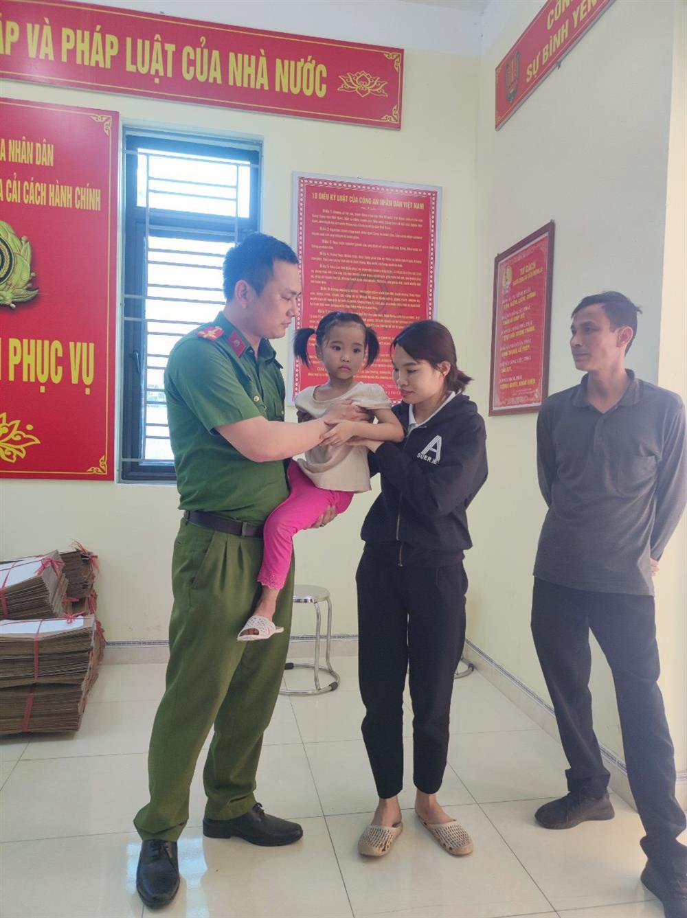 Công an xã Đồng Lạc bàn giao cháu Ninh cho gia đình.